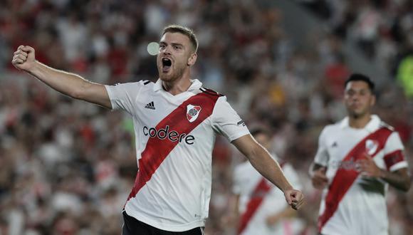 El delantero de River Plate Lucas Beltrán (izq.) celebra tras anotar el segundo gol del equipo ante Godoy Cruz durante su partido de la Liga Profesional de Fútbol Argentina 2023 en el estadio El Monumental, en Buenos Aires, el 12 de marzo de 2023. | Crédito: Alejandro Pagni / AFP