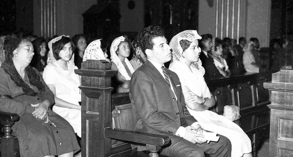 Lima, 14 de febrero de 1964. Se celebra la misa por el Día de los Enamorados en la Iglesia San Pedro, en el centro de Lima. (Foto: GEC Archivo Histórico)