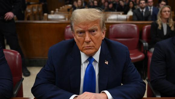 El expresidente de Estados Unidos y candidato presidencial republicano, Donald Trump, observa en el Tribunal Penal de Manhattan, en Nueva York, el 22 de abril de 2024. (Foto de ANGELA WEISS / POOL / AFP)