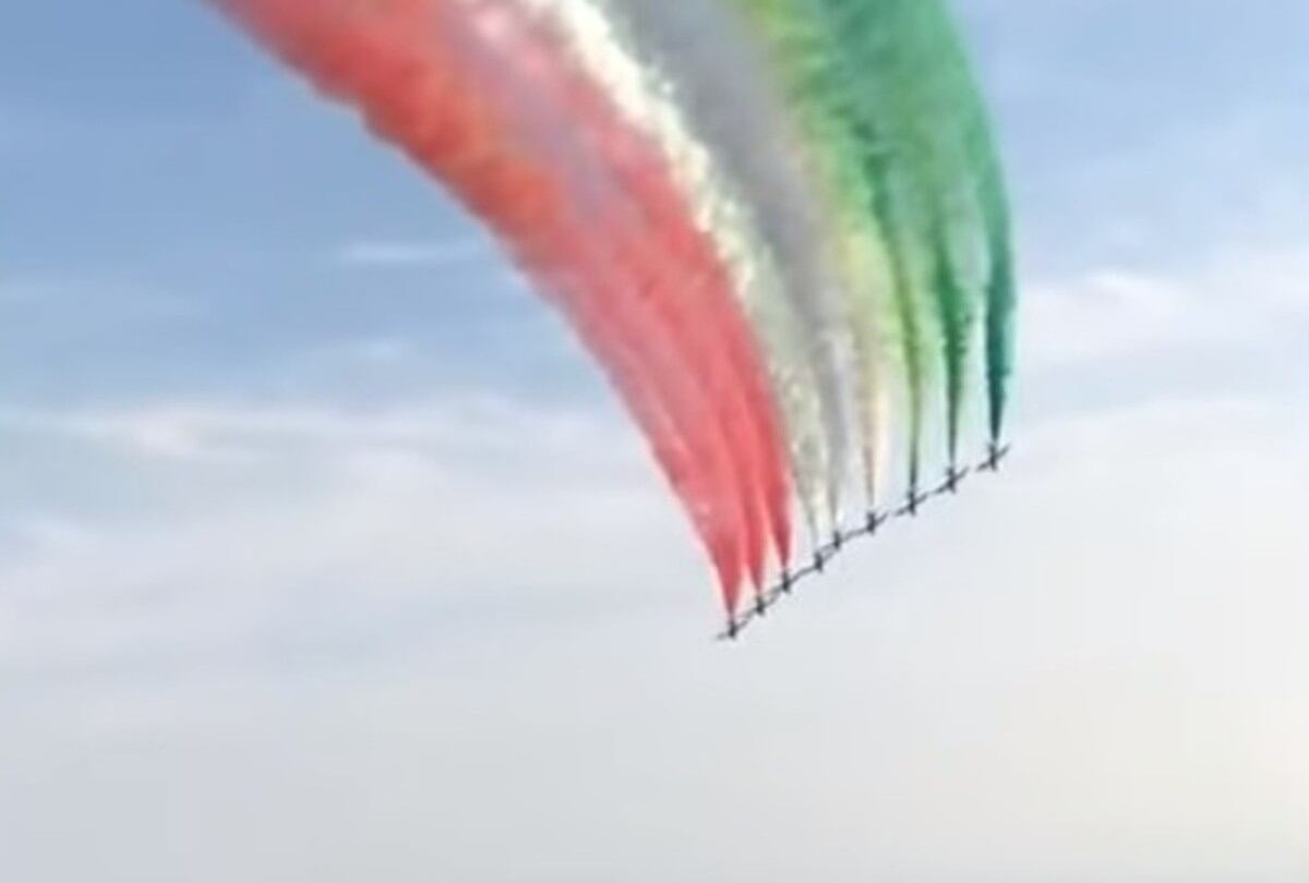 La escena impresionó a los presentes, quienes no pudieron evitar estremecerse con tremendo homenaje (Foto: Captura de pantalla/ Youtube)