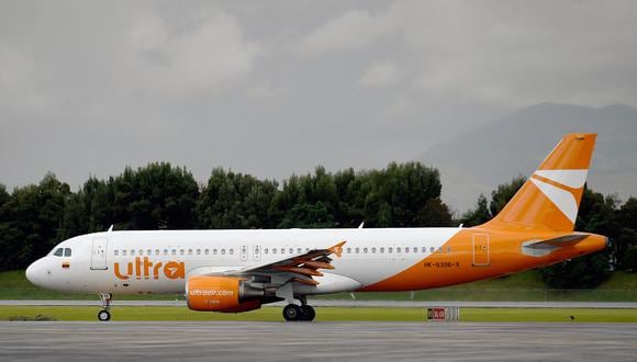 Un avión de Ultra Air llega al aeropuerto internacional El Dorado en Bogotá, el 14 de mayo de 2022. (Foto de DANIEL MUNOZ / AFP)