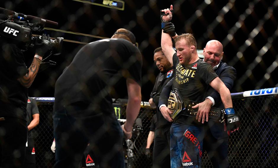 UFC estrenó una era de deportes con mascarilla y sin público | Foto: AP/EFE/Reuters/AFP