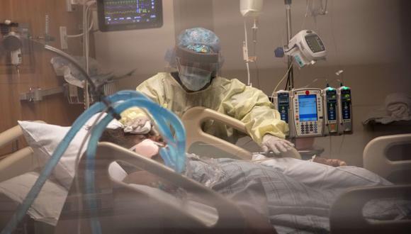 Una enfermera limpia a un paciente con COVID-19 en un ventilador en una Unidad de Cuidados Intensivos del Hospital Stamford el 24 de abril de 2020 en Stamford, Connecticut.  (Foto: John Moore / Getty Images / AFP).