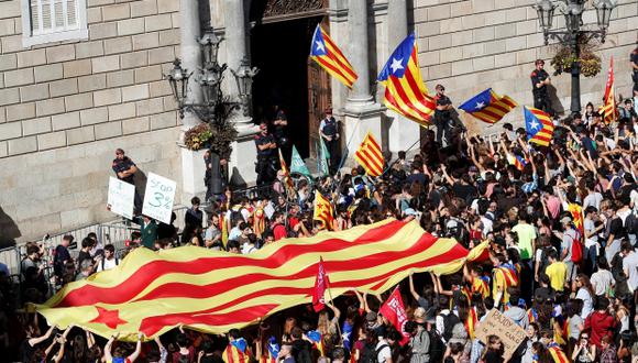 El ejecutivo de España busca destituir al gobierno de Carles Puigdemont, supervisar la actividad del parlamento catalán o tomar control de la policía o los medios de comunicación públicos regionales, lo que puede desatar fuertes protestas en Cataluña. (Foto: Reuters)