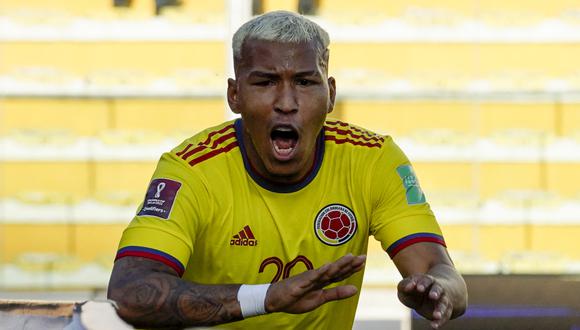 Colombia's Roger Martinez celebrates after scoring against Bolivia during their South American qualification football match for the FIFA World Cup Qatar 2022 at the Hernando Siles Olympic Stadium in La Paz on September 2, 2021. (Photo by Javier MAMANI / POOL / AFP)