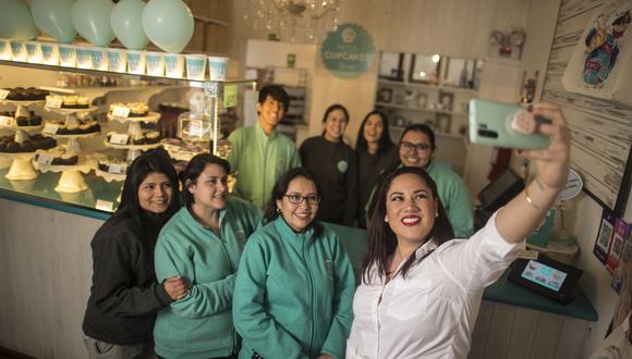 Paloma Casanave construyó un imperio gastronómico desde su laptop: en 2009 lanzó Miss Cupcakes, una de las marcas líderes en el rubro de las ‘minitortas’. Empezó horneando los pastelitos en la cocina de su casa y actualmente tiene una tienda en la miraflorina avenida 28 de Julio.