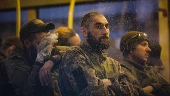 Militares ucranianos sentados en un autobús mientras son evacuados de la planta siderúrgica Azovstal, en Mariupol, Ucrania, el 17 de mayo de 2022. (EFE/EPA/ALESSANDRO GUERRA).