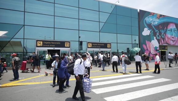 Pasajeros de Viva Air se encuentran varados en Aeropuerto Jorge Chávez tras suspensión de operaciones de aerolínea de low cost. Fotos Britanie Arroyo. / @photo.gec