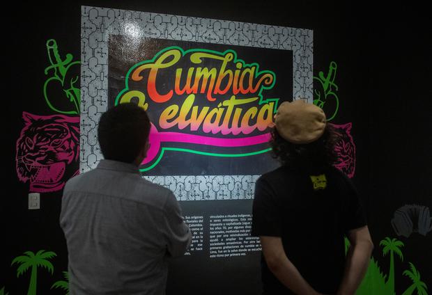 The exhibition has photographic material that highlights moments in the history of Peruvian cumbia