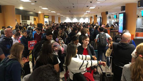Caída del sistema de Migraciones ocasionó que viajeros tengan que llenar formularios de forma física. Hay vuelos retrasados y personas varadas, según denuncias. (Foto: X/Luis Eduardo Cisneros)