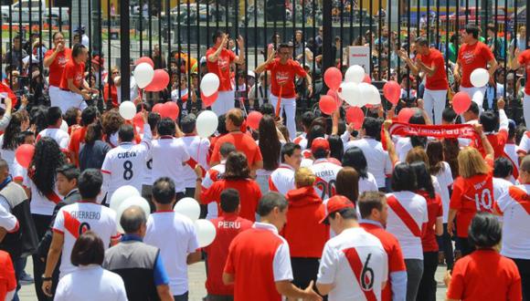 PPK y los miembros del Gabinete Ministerial encabezaron un acto en Palacio de Gobierno para alentar a la selección de fútbol de Perú, que esta noche se enfrenta a Nueva Zelanda buscando el pase a Rusia 2018. (Foto: Presidencia)
