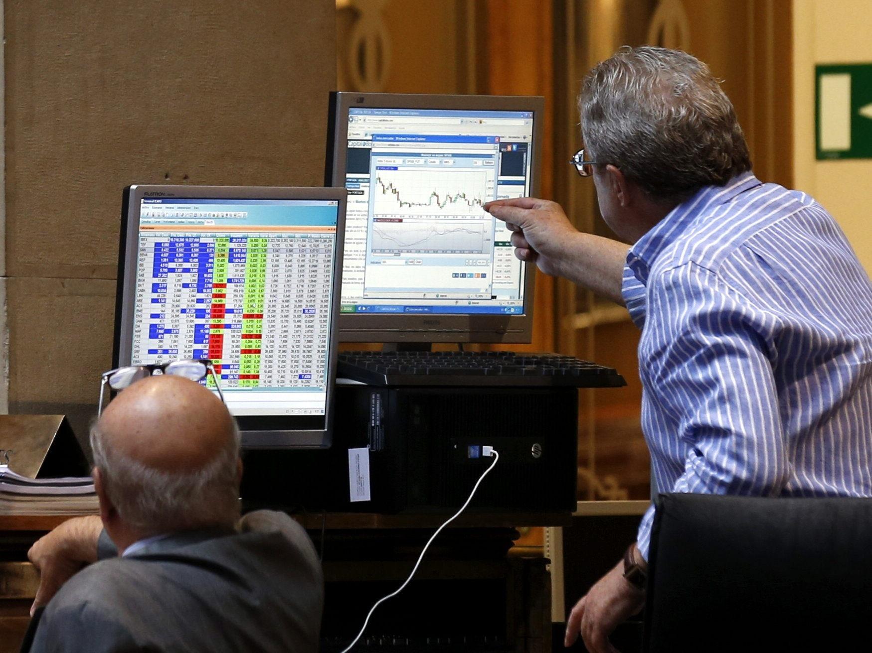 En la plaza española, las pérdidas fueron muy grandes también en los principales valores, como Santander (17,68 %), Telefónica (14,00), Repsol (13,34) o Inditex (10,53 %). (Foto: EFE/Sergio Barrenechea)