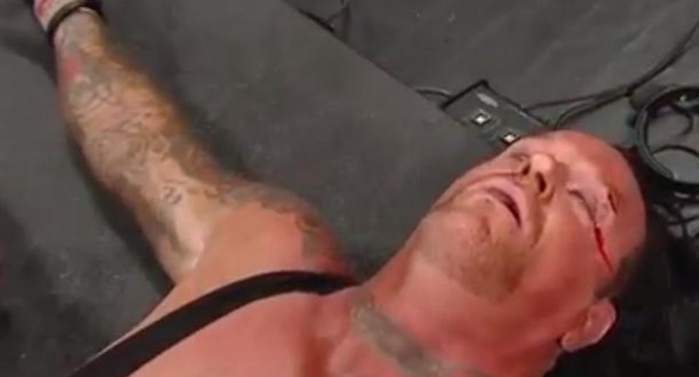 Shane McMahon desmayó a Undertaker y le rompió la ceja con un televisor en Monday Night Raw de WWE. (Foto: Internet)