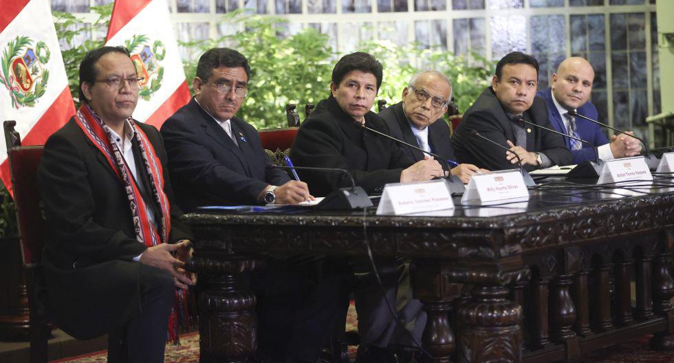 Pedro Castillo y los ministros durante la reunión de la noche del jueves en Palacio de Gobierno.