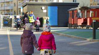 España: dos niños de 2 años se escaparon de la guardería en sus motos de juguete