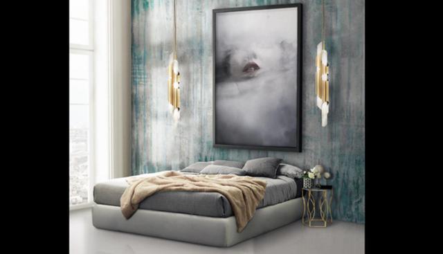 Dale glamour al ambiente con lámparas colgantes de latón dorado. Ubícalas a una distancia de 50 cm de la mesa, como mínimo. (Foto: Luxxu)