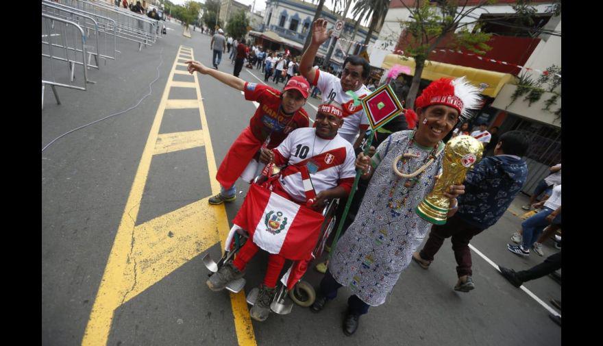 Perú vs. Ecuador: así se vive la previa en la calles aledañas al Estadio Nacional. (Foto: Mario Zapata)