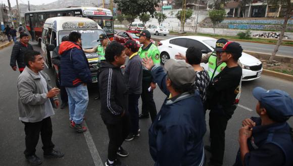Transportistas protestaron en la avenida Túpac Amaru contra el reordenamiento vehicular y cambio de rutas dispuesto por la ATU | Foto:  jorge.cerdan/@photo.gec