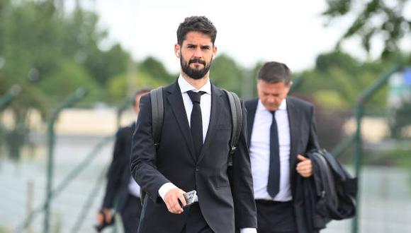 PARIS, FRANCE - MAY 26: Isco of Real Madrid arrives at Paris Charles de Gaulle Airport on May 26, 2022 in Paris, France. (Photo by Sebastian Widmann - UEFA/UEFA via Getty Images)