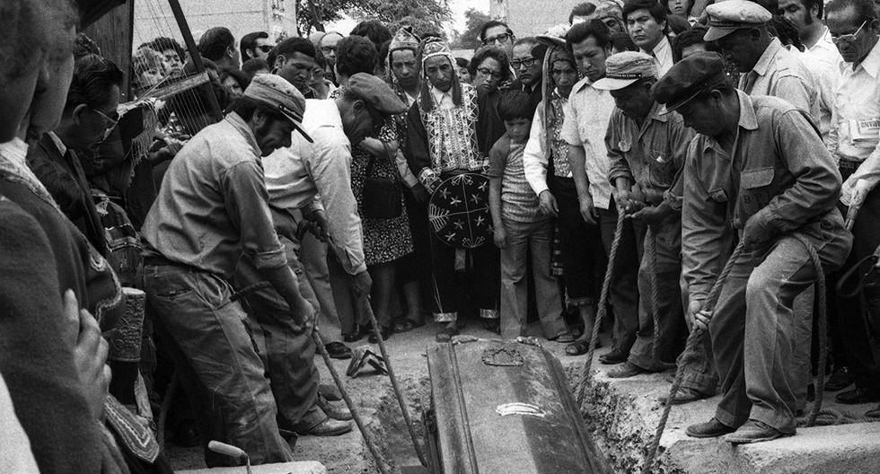 Lima, 18 de enero de 1976. Ese día de aniversario para la capital peruana, los restos exhumados de José María Arguedas fueron cambiados de lugar dentro del mismo Cementerio General El Ángel. Su segundo entierro se consumó. (Foto: GEC Archivo Histórico)
