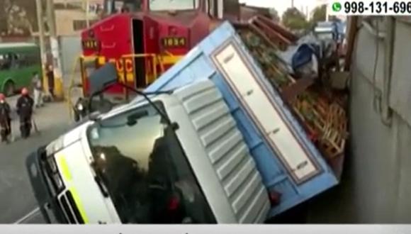 El camión habría intentado ganarle el paso al tren. (Foto: captura América Noticias)