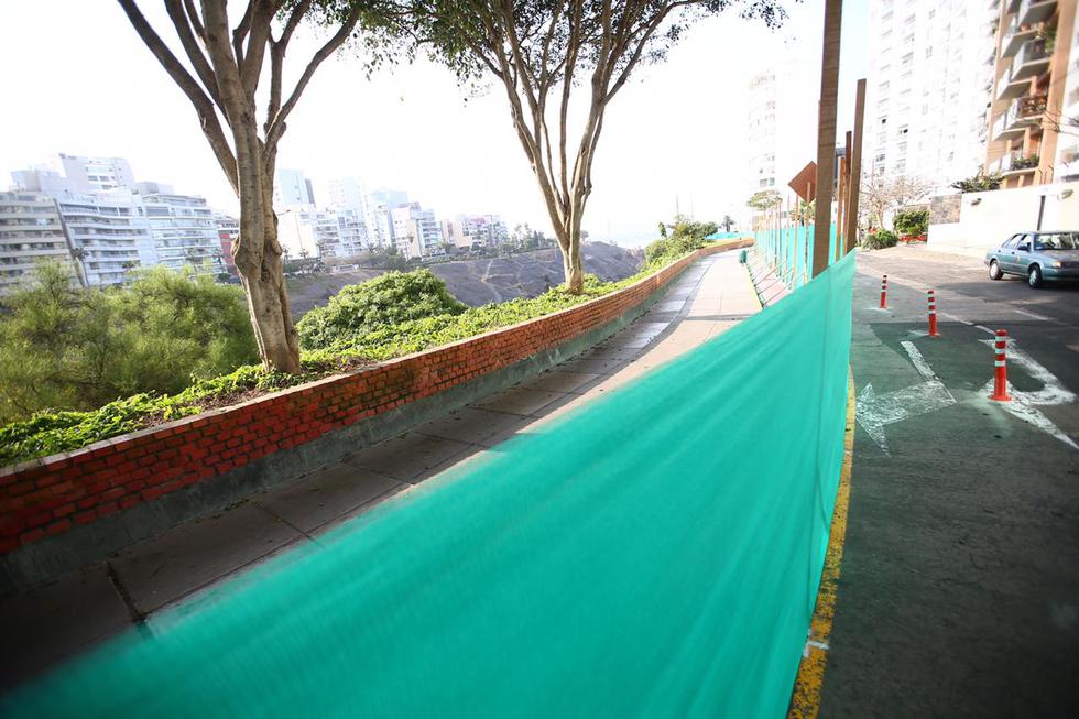 La vereda del Malecón Armendariz ha sido cercada con un manto para la construcción del parque Bicentenario. Este trabajo empezó el jueves pasado. (Foto: Hugo Curotto / @photo.gec)