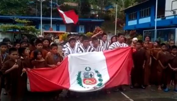 Perú vs. Nueva Zelanda: niños ashánincas del Vraem apoyan a la selección.