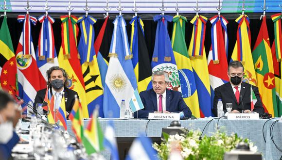 El presidente de Argentina, Alberto Fernández (C), pronuncia un discurso junto a su canciller Santiago Cafiero (izq.) y el canciller mexicano, Marcelo Ebrard, durante la XXII Reunión Ministerial de la CELAC, en Buenos Aires, el 7 de enero de 2022. (AFP).