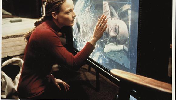 Jodie Foster, en la película Contacto, interpreta a una científica que es puesta en una máquina que atraviesa varios agujeros de gusano.
