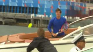 YouTube: Federer jugó tenis sobre una lancha con Lleyton Hewitt