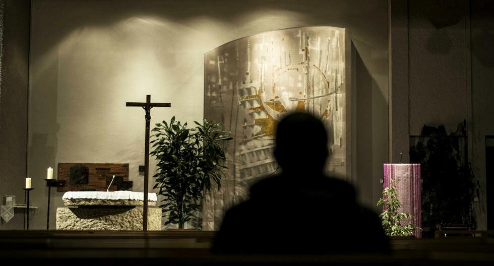 Esta foto de noviembre del 2016 muestra una misa en la iglesia de Sainte Foy les Lyon Saint Luc, Francia, para rendir homenaje a las víctimas que han sufrido abusos sexuales. (Foto: AFP)