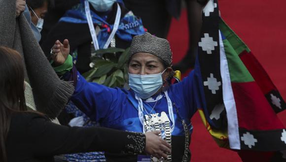 La representante de la Asamblea Constituyente Indígena Mapuche, Elisa Loncón, levanta los brazos luego de ser elegida presidenta de la Asamblea Constituyente durante la sesión inaugural de la Convención Constitucional en el edificio del Congreso en Santiago, Chile. (Foto: AP / Esteban Félix)