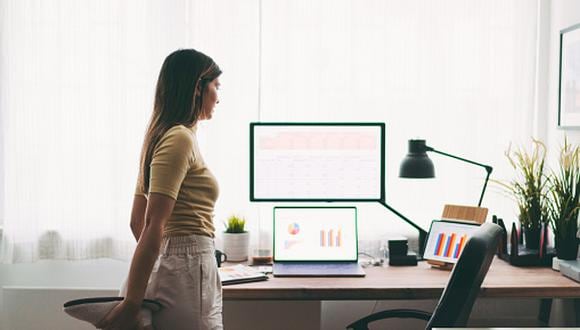 Según la especialista, las pausas activas, también conocidas como gimnasia laboral, son rutinas cortas, de aproximadamente cinco a diez minutos, en las que se realizan ejercicios durante la jornada de trabajo. (Getty Images)