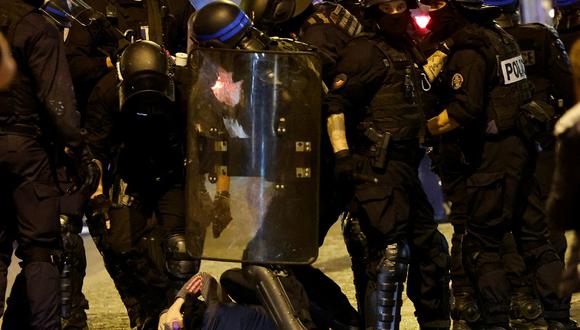 Policías franceses detienen a un manifestante en París el 2 de julio de 2023, cinco días después de que la policía matara a un joven de 17 años en Nanterre, un suburbio al oeste de París. (Foto de Ludovic MARIN / AFP)
