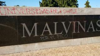 Hinchas de U. de Chile dañan monumento a caídos en las Malvinas