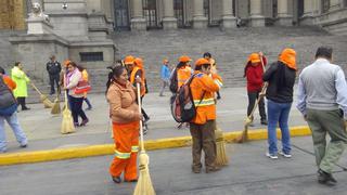 Trabajadores de limpieza barren Palacio de Justicia en rechazo a la corrupción
