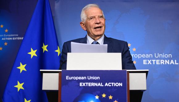 El Alto Representante de la Unión Europea para Asuntos Exteriores y Política de Seguridad, Josep Borrell, da una declaración después del Diálogo Belgrado-Pristina en el edificio EEAS de la sede de la UE en Bruselas el 18 de agosto de 2022. (Foto de John THYS / AFP)