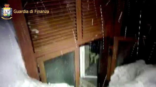 Italia: Las primeras imágenes del hotel sepultado por avalancha - 13