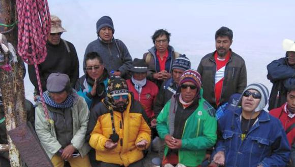 Una vez en la cima del macizo, el grupo encabezado por Cáceres Llica (de casaca amarilla) ofreció como ofrenda las banderas del Tahuantinsuyo, del Perú y de Arequipa (Foto: PNP)
