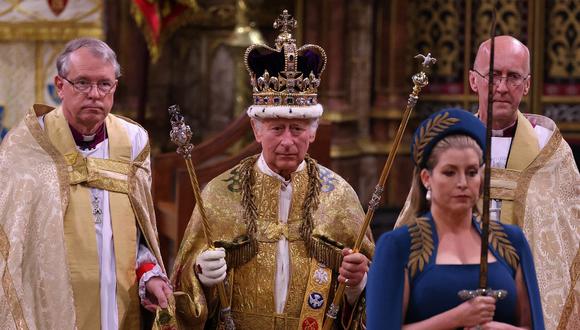 El rey Carlos III de Gran Bretaña con la corona de San Eduardo en la cabeza asiste a la ceremonia de coronación dentro de la Abadía de Westminster en el centro de Londres el 6 de mayo de 2023. AFP