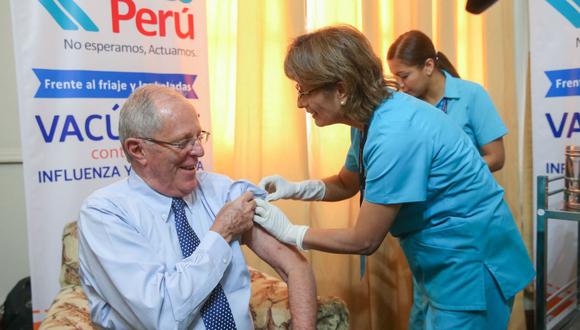 Pedro Pablo Kuczynski y sus ministros se vacunan contra la influenza en marzo de este año. En su discurso el pasado 28 de julio, el presidente indicó que en 2017 se administraron 6,5 millones de vacunas contra este virus. (Foto: USI)