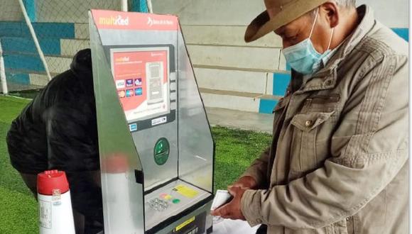 Antes de recibir el plástico, los usuarios son entrenados por personal del Banco de la Nación con máquinas simuladoras. (Foto: Midis)