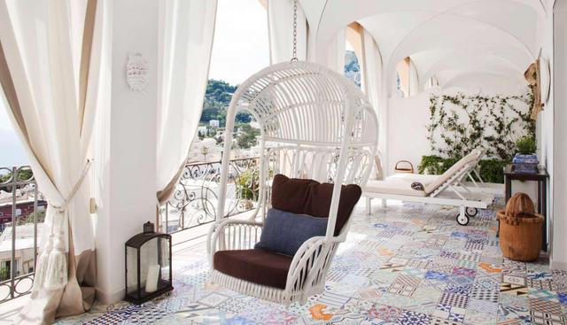 Puedes encontrar muebles de mimbre y ratán de clásicos diseños de formas curvas, o de modelos rectos y sencillos. (Foto: Hotel Capri)