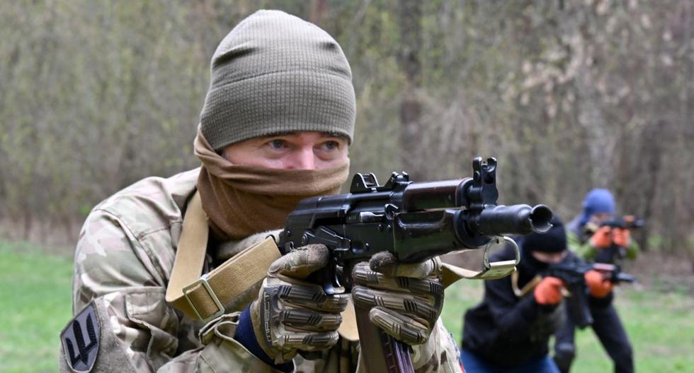 Las personas participan en el curso de entrenamiento de combate en el centro de reclutamiento de las Fuerzas Armadas de Ucrania en Kharkiv el 14 de abril de 2022. (SERGEY BOBOK / AFP).
