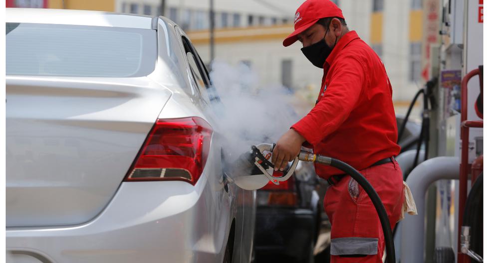 Tras el incremento de precios de los combustibles. Decenas de conductores y taxistas expresaron su malestar por la elevado precio del GLP.
(Foto: Violeta Ayasta / @photo.gec)