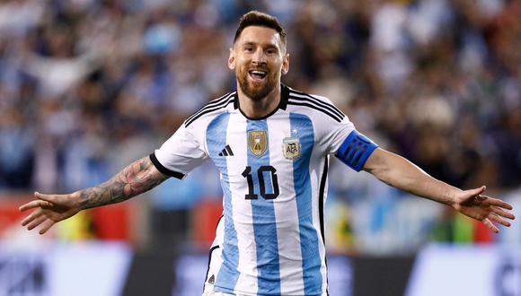 Lionel Messi es un líder democrático, pues promueve la participación de todo el equipo, consulta a sus miembros y tiene en cuenta sus opiniones a la hora de tomar decisiones. (Foto: AFP)