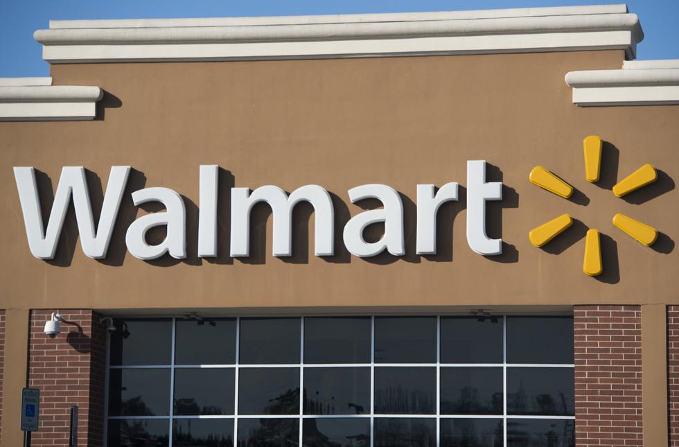 Walmart es el minorista más grande del mundo por los ingresos con ventas de $ 500 mil millones de casi 12,000 tiendas en todo el mundo. Las empresas holding Walton Enterprises y Walton Family Holdings Trust poseen la mitad del minorista, una participación que es la base de la mayor fortuna familiar del mundo. (Foto: AFP)