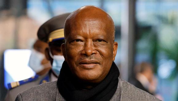 El presidente de Burkina Faso, Roch Marc Christian Kabore, llega a la ceremonia de apertura del "Foro de la Paz de París" en la Grande Halle de la Villette de París el 11 de noviembre de 2021. (Ludovic MARIN / AFP).