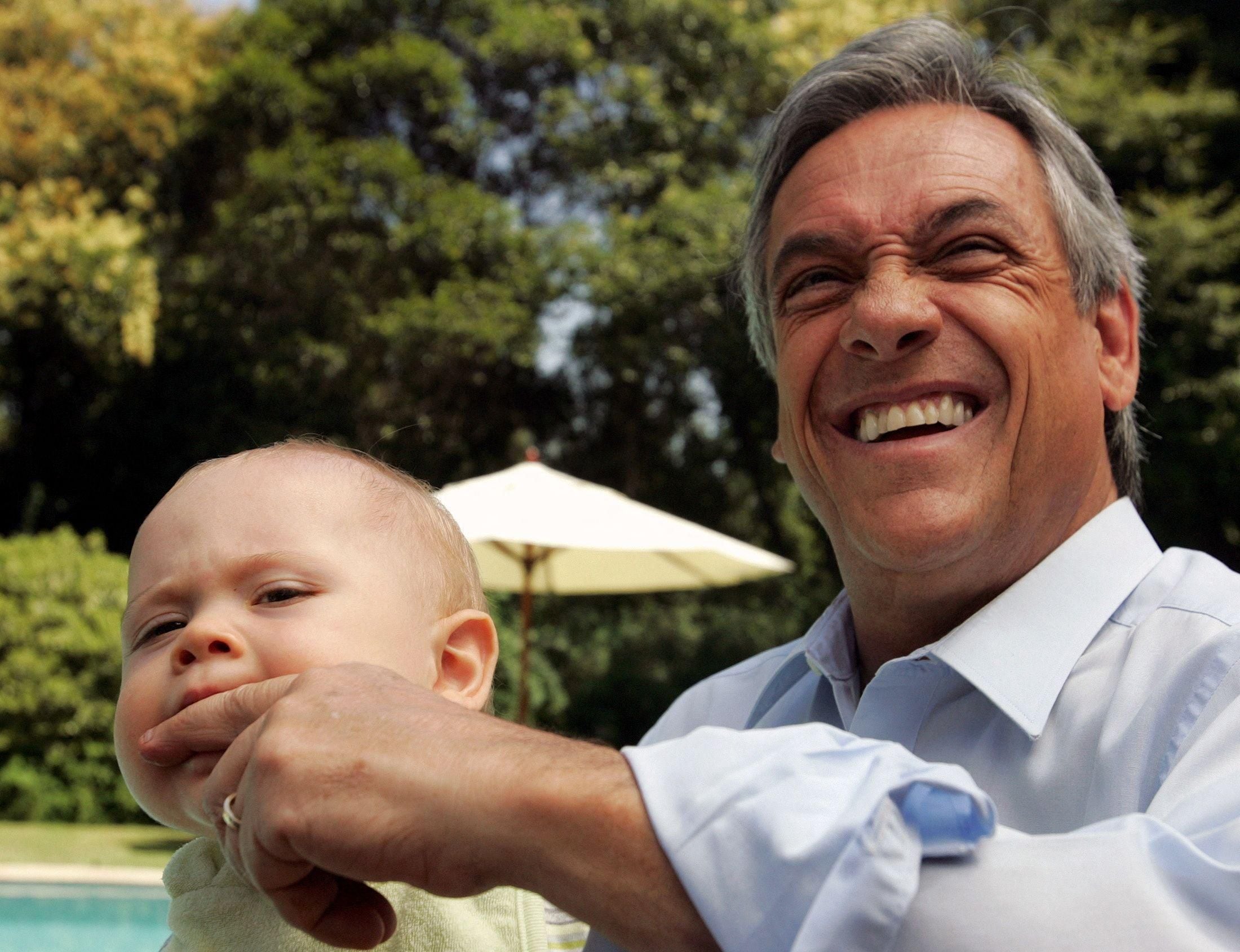 Sebastián Piñera with his grandson Santiago.  (REUTERS).