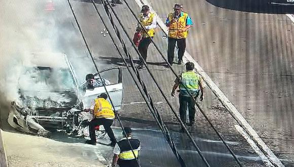 Auto se incendió en Miraflores, en la Vía Expresa, altura del puente Ricardo Palma | Foto: @miraflores24h